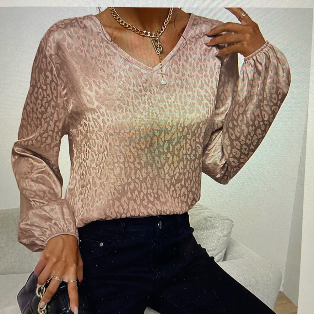 Women’s leopard print V-neck lantern sleeve top